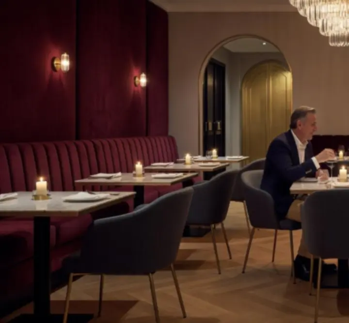 Ambiance chaleureuse du restaurant Lib Casino avec lumière tamisée et convives détendus