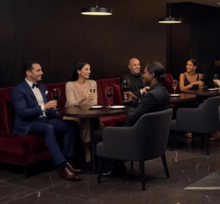 Convives élégants profitant d'une expérience lifestyle premium au Lib Casino