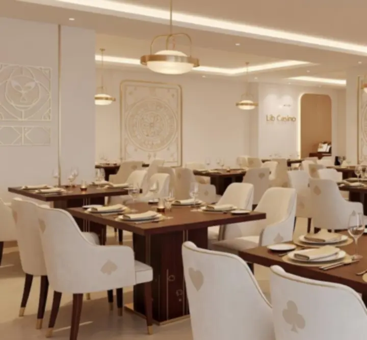 Intérieur lumineux et élégant du restaurant Lib Casino avec tables inspirées de l'univers des casinos.