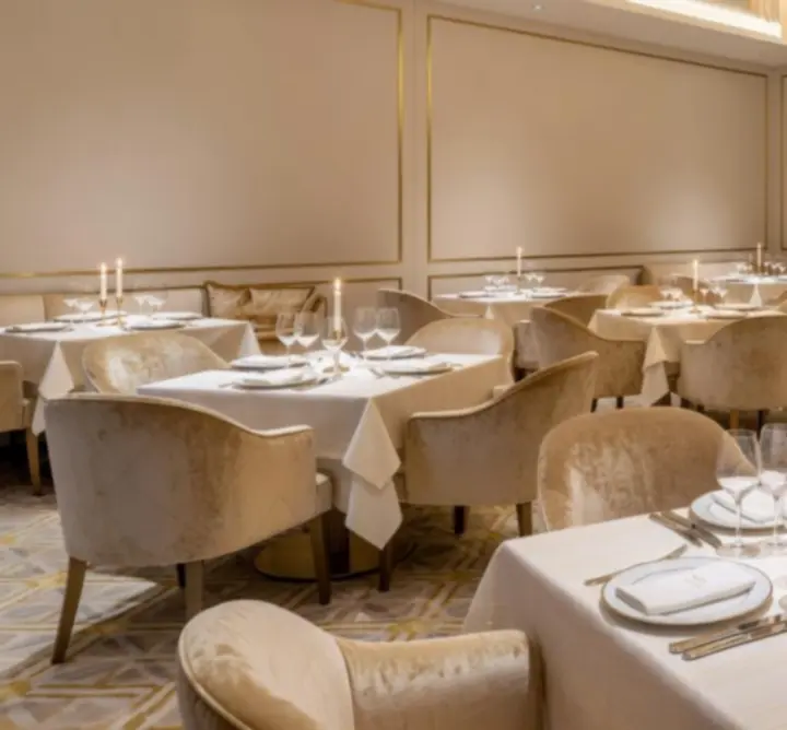 Salle élégante du restaurant Lib Casino avec lumière tamisée et tables dressées